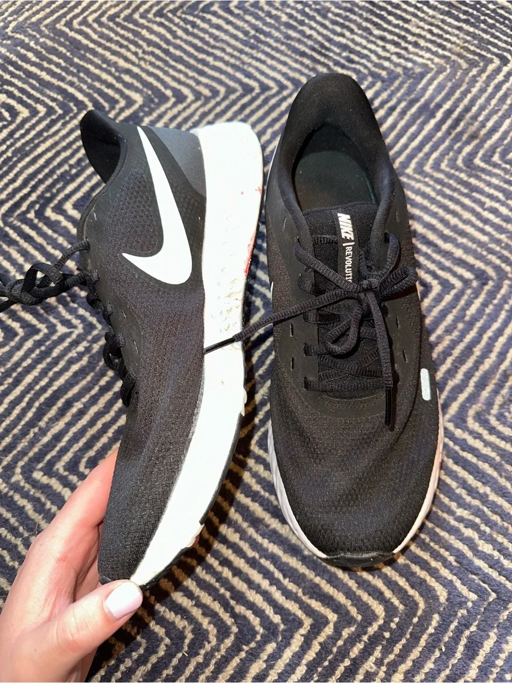Nike Men's Black and White Athletic Running Shoes